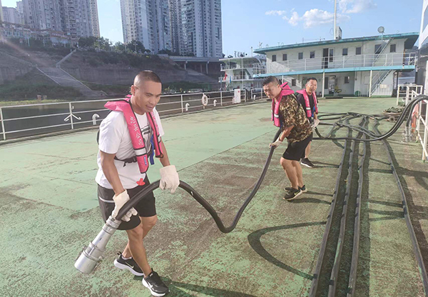 忠縣分公司游輪岸電搭接、船舶生活污水排岸創(chuàng)歷史新高2.jpg